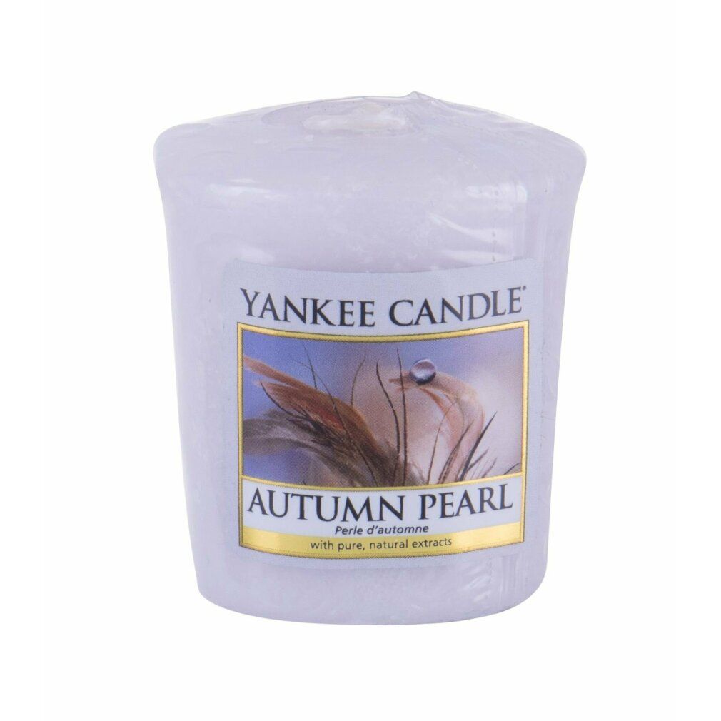 Kerze mit Etikett. Aufschrift: Yankee Candle, Autumn Pearl.