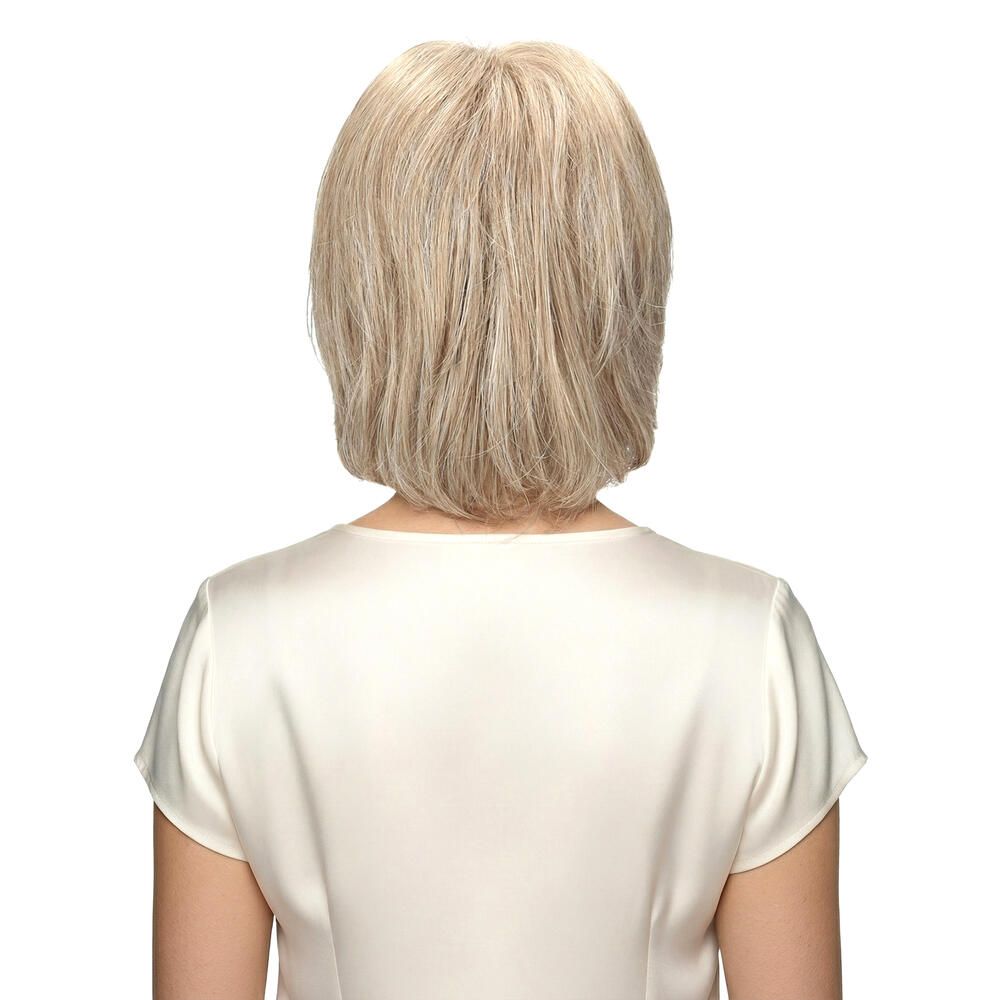 Perücke mit blonden Strähnen. Kurzer, kinnlanger Schnitt. Rückansicht einer Frau mit weißem Oberteil.