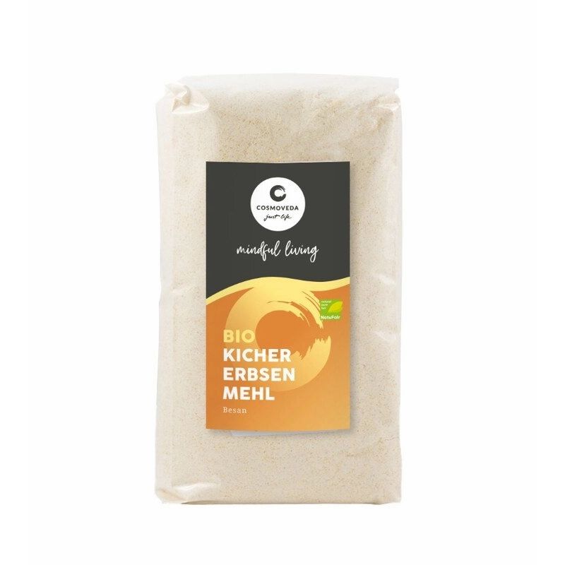 Beutel mit Cosmoveda BIO Kichererbsenmehl. Aufdruck mit Logo, Schriftzug und Bio-Siegel. Weißes Mehl in durchsichtiger Verpackung.
