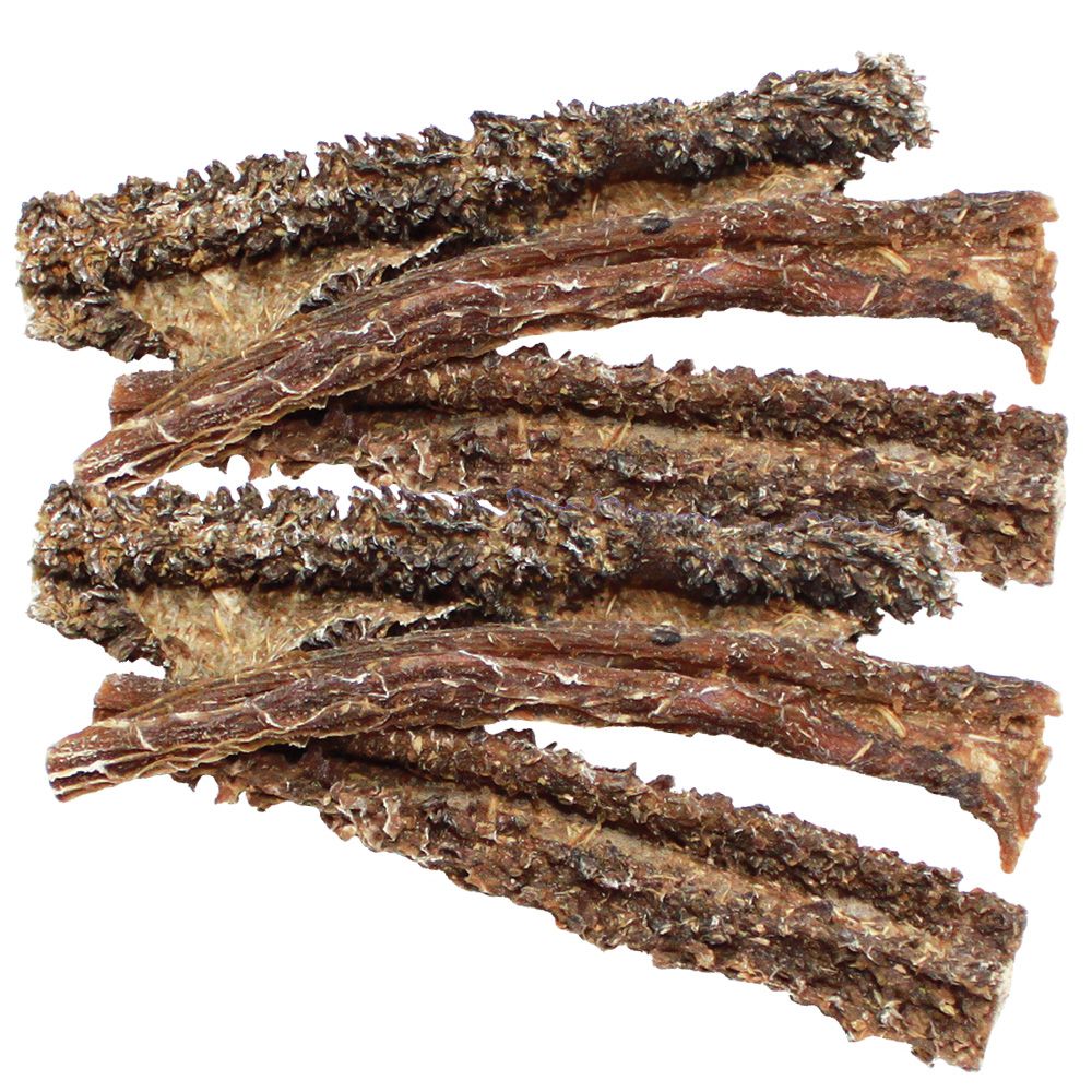 Mehrere getrocknete Streifen, vermutlich Hundesnacks. Die Oberfläche ist rau und unregelmäßig, mit einer dunklen und hellen Textur.