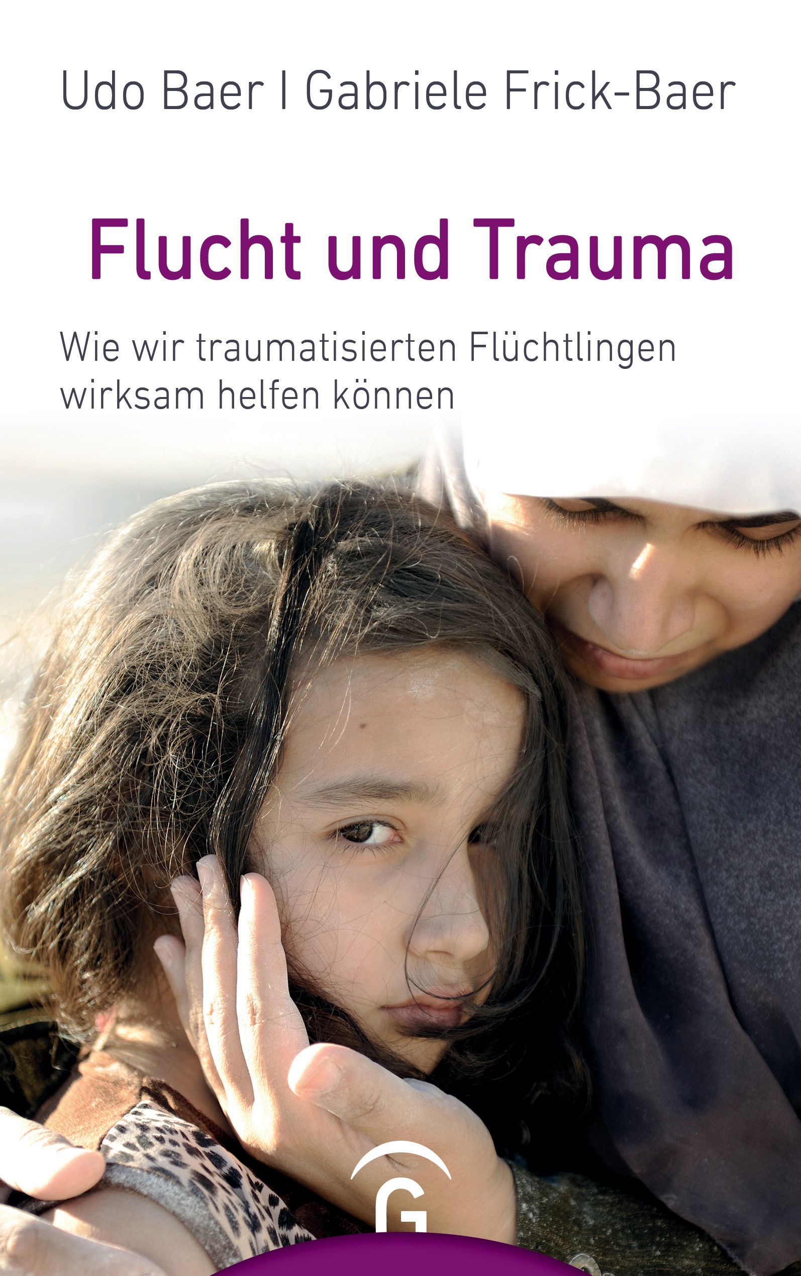 Buchcover: Titel "Flucht und Trauma". Autoren: Udo Baer, Gabriele Frick-Baer. Untertitel: Wie wir traumatisierten Flüchtlingen wirksam helfen können. Bild: Frau umarmt Kind.