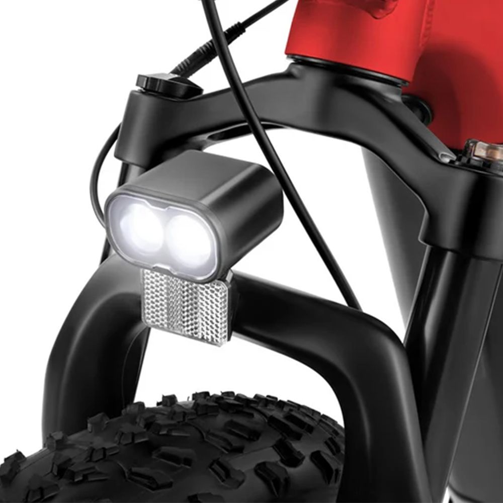 Nahaufnahme der schwarzen Frontgabel eines Elektrofahrrads. Doppelscheinwerfer, Reflektor, schwarzer Reifen.