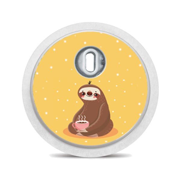 Runder Aufkleber mit Faultier mit Tasse. Weißer Rand, Loch in der Mitte. Hintergrund: gelb.