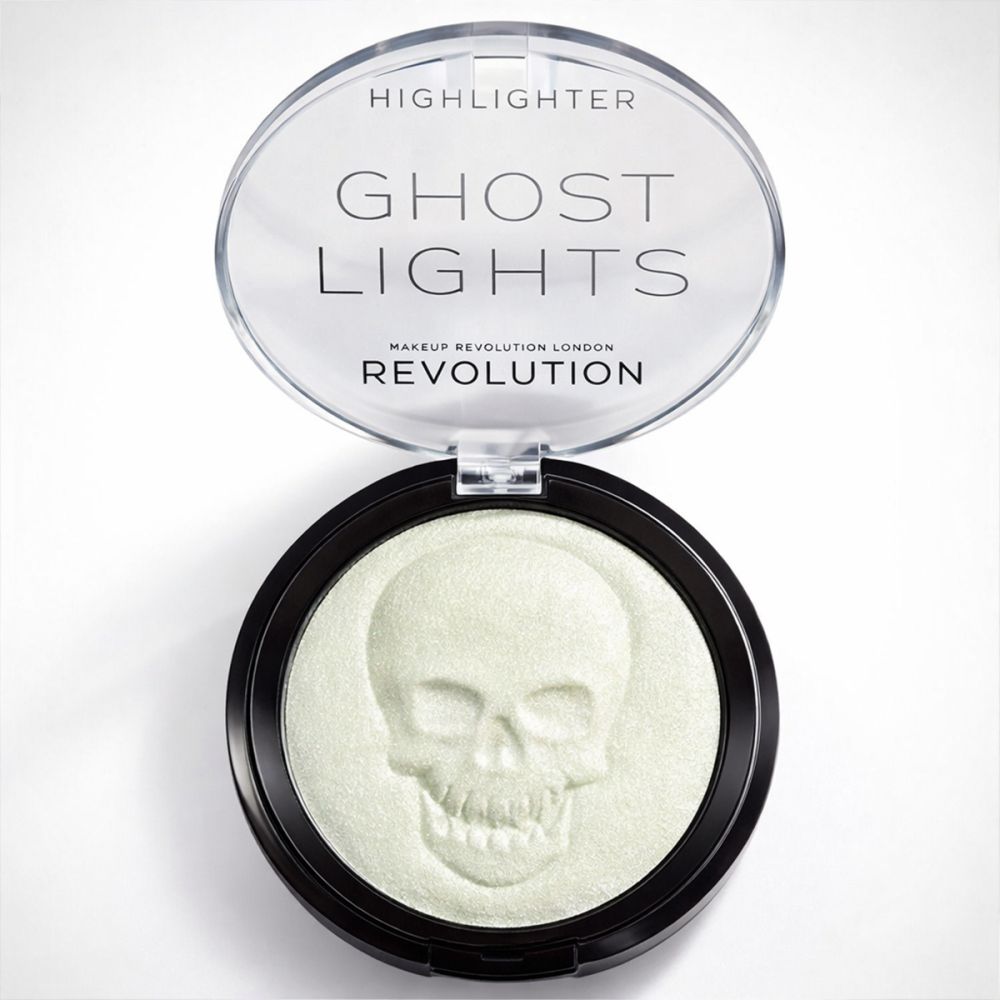 Runder, schwarzer Behälter mit hellem Highlighter und Totenkopf-Prägung. Aufschrift: GHOST LIGHTS. Marke: Makeup Revolution.