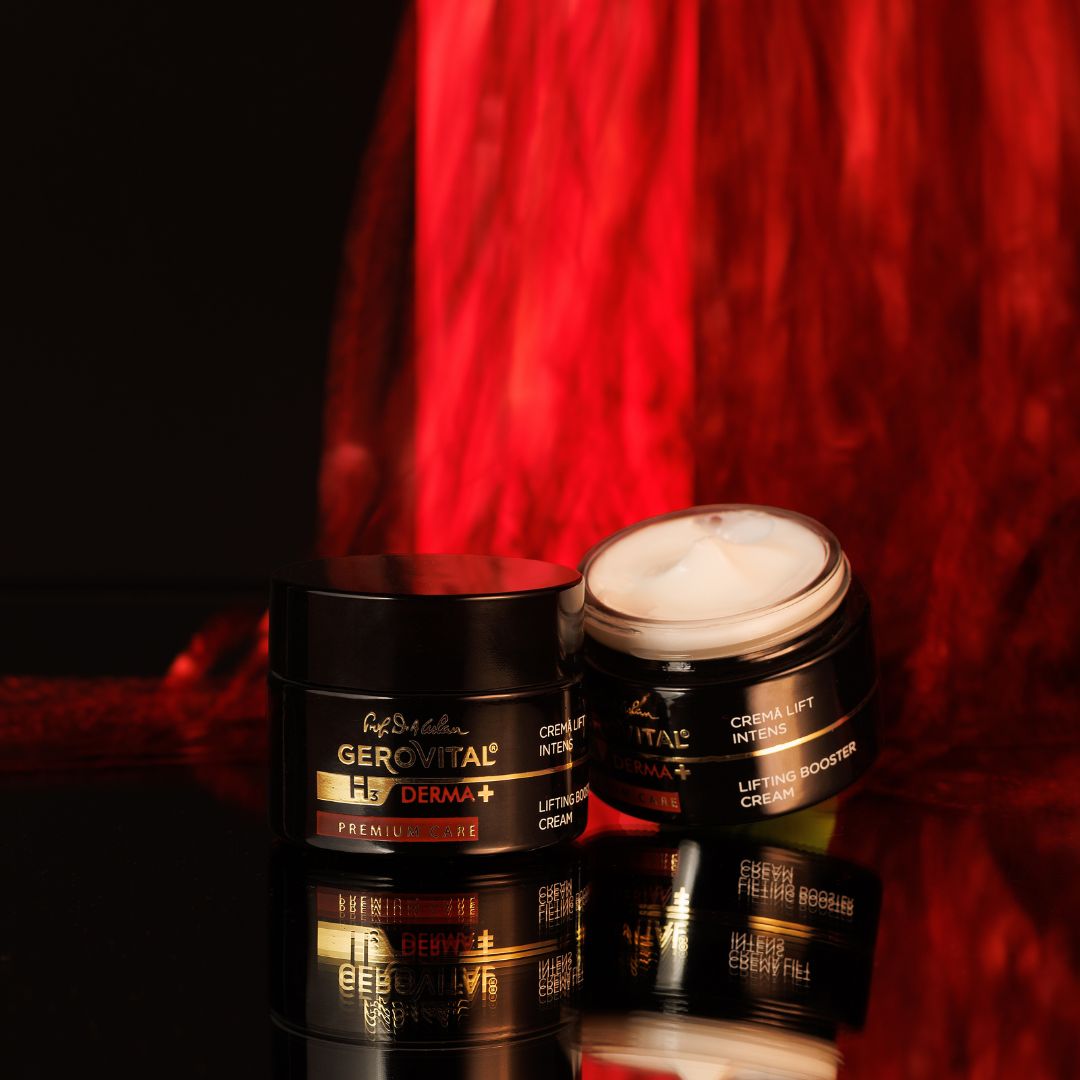 Zwei schwarze Tiegel, einer geöffnet. Aufschrift: Gerovital H3 Derma+, Premium Care, Creme Lift Intens, Lifting Booster Cream. Reflektierender Hintergrund.