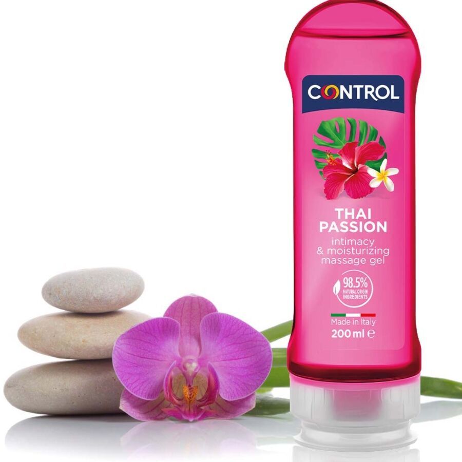 Rosa Flasche mit Produktlogo und Namen. Abgebildet mit Steinen und einer Orchidee. 'Made in Italy' und Volumenangabe.