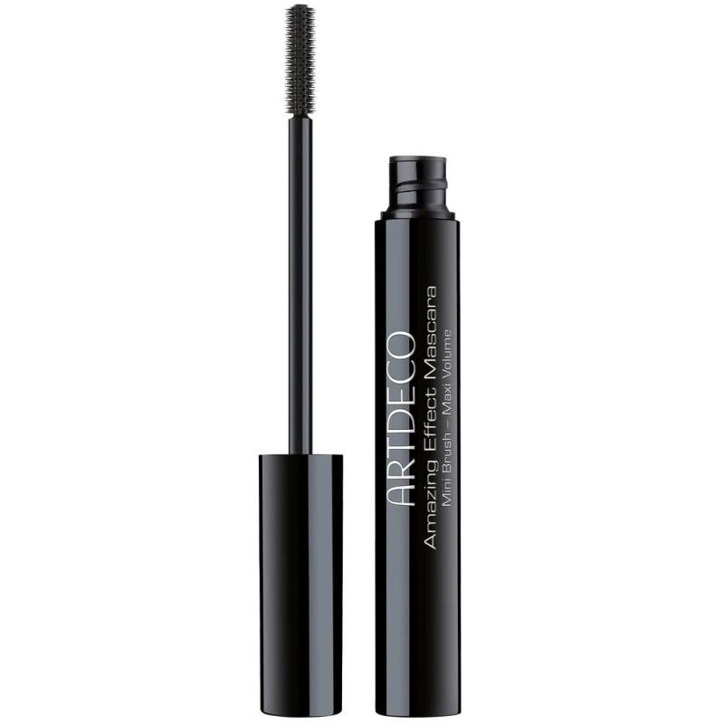ARTDECO Amazing Effect Mascara wird auf die Wimpern aufgetragen.