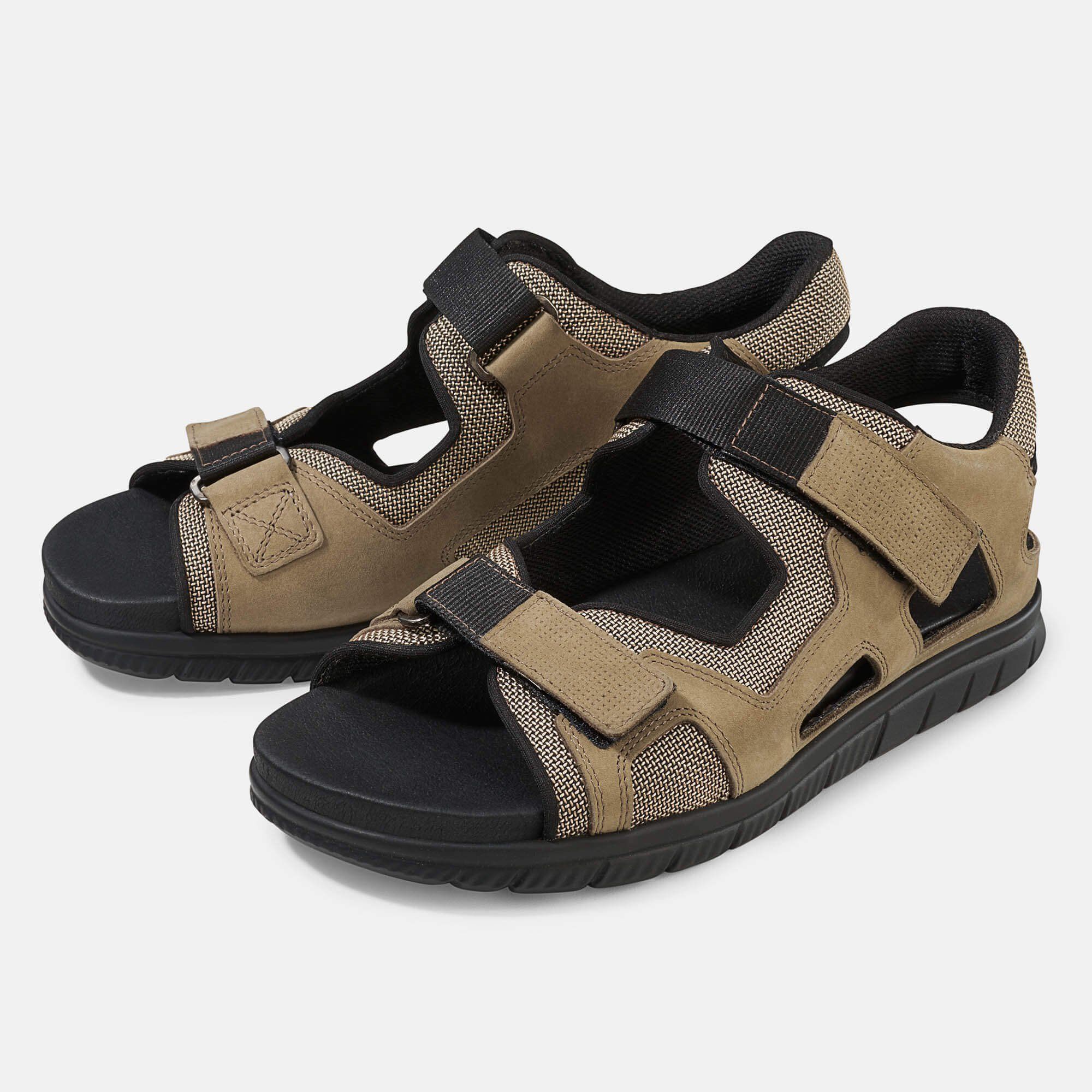Zwei braune Sandalen mit Klettverschlüssen. Schwarze Sohle und Riemen. Mesh-Einsätze.