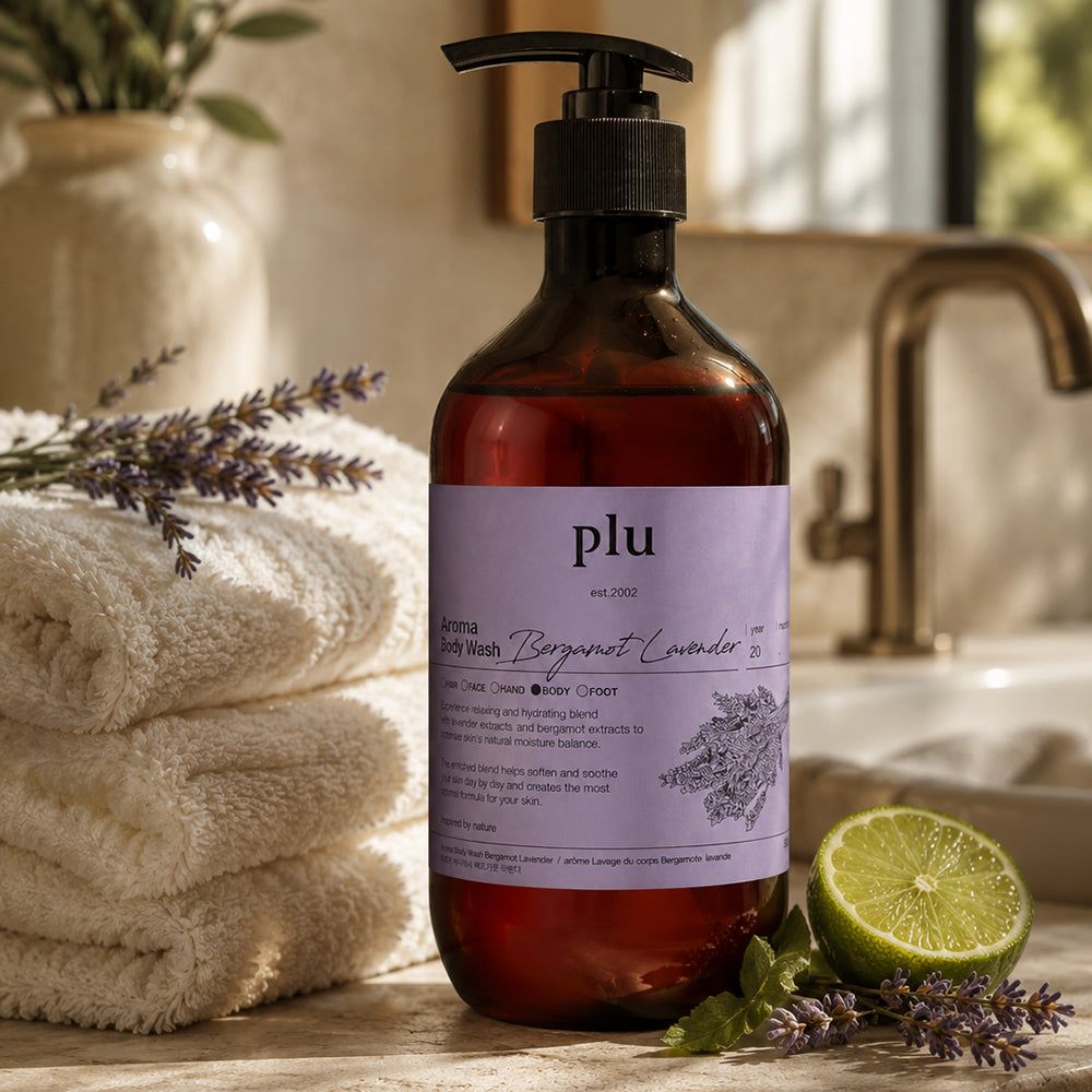 Braune Pumpflasche neben Handtüchern, Lavendel und einer Limette.
