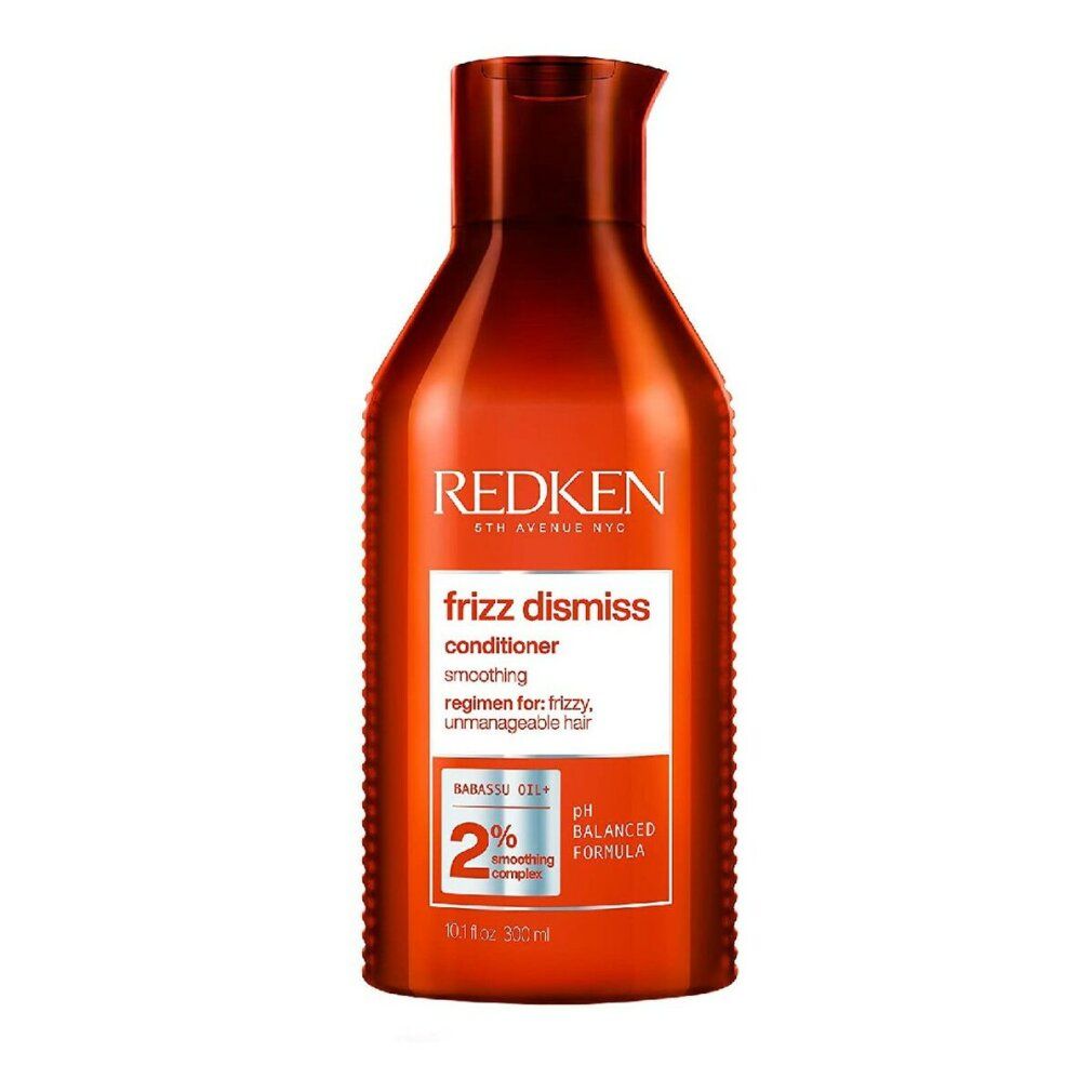 Rote Flasche Redken Frizz Dismiss Conditioner. Weißes Etikett mit Produktnamen und Details. 2% Smoothing Complex.