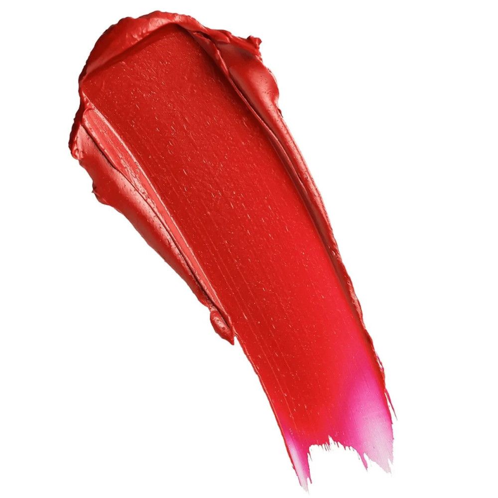 Makeup Revolution Creme Lippenstift-Abstrich. Roter Lippenstift-Abstrich auf weißem Hintergrund. Sichtbare Textur und Farbe.