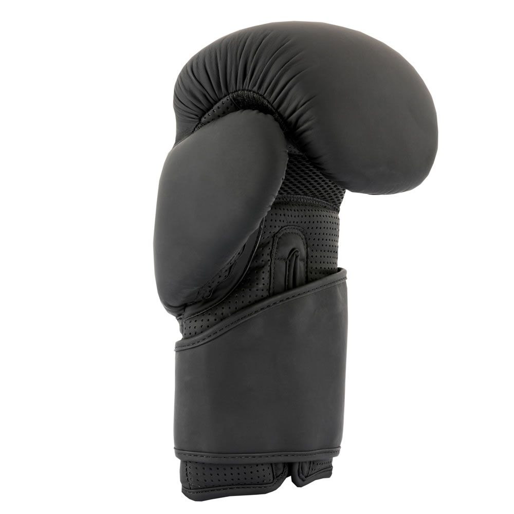 Schwarzer Boxhandschuh, Seitenansicht. Der Handschuh hat eine gepolsterte Oberfläche und eine Mesh-Oberfläche.