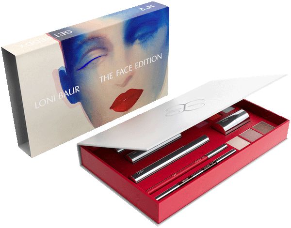 Kosmetik-Set mit geöffneter Box. Enthält verschiedene Produkte, darunter Stifte und Puder. Auf der Verpackung steht "LONI BAUR, The Face Edition No2".