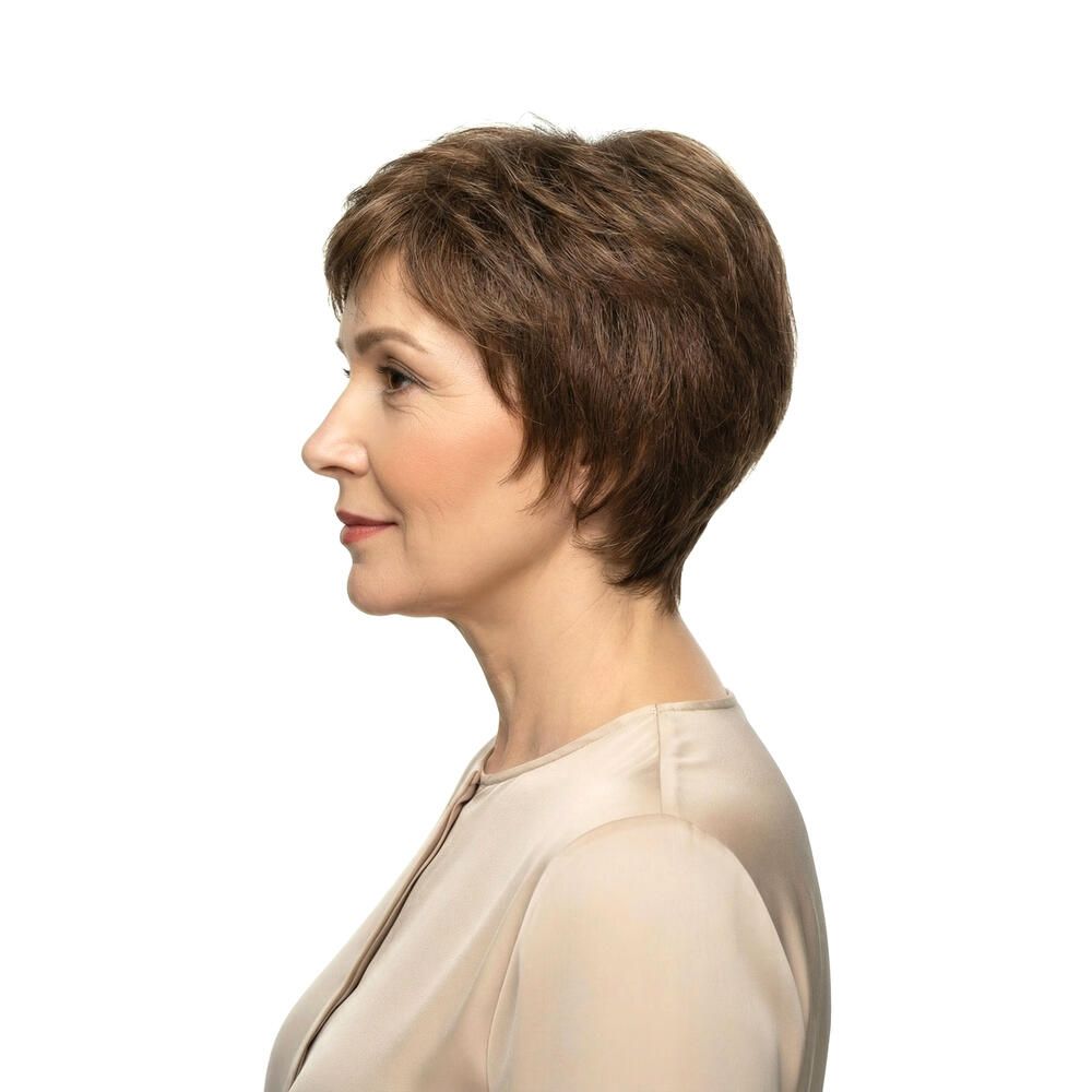 Kurzhaarperücke, braun, auf einer Frau. Seitenansicht. Helles Oberteil.