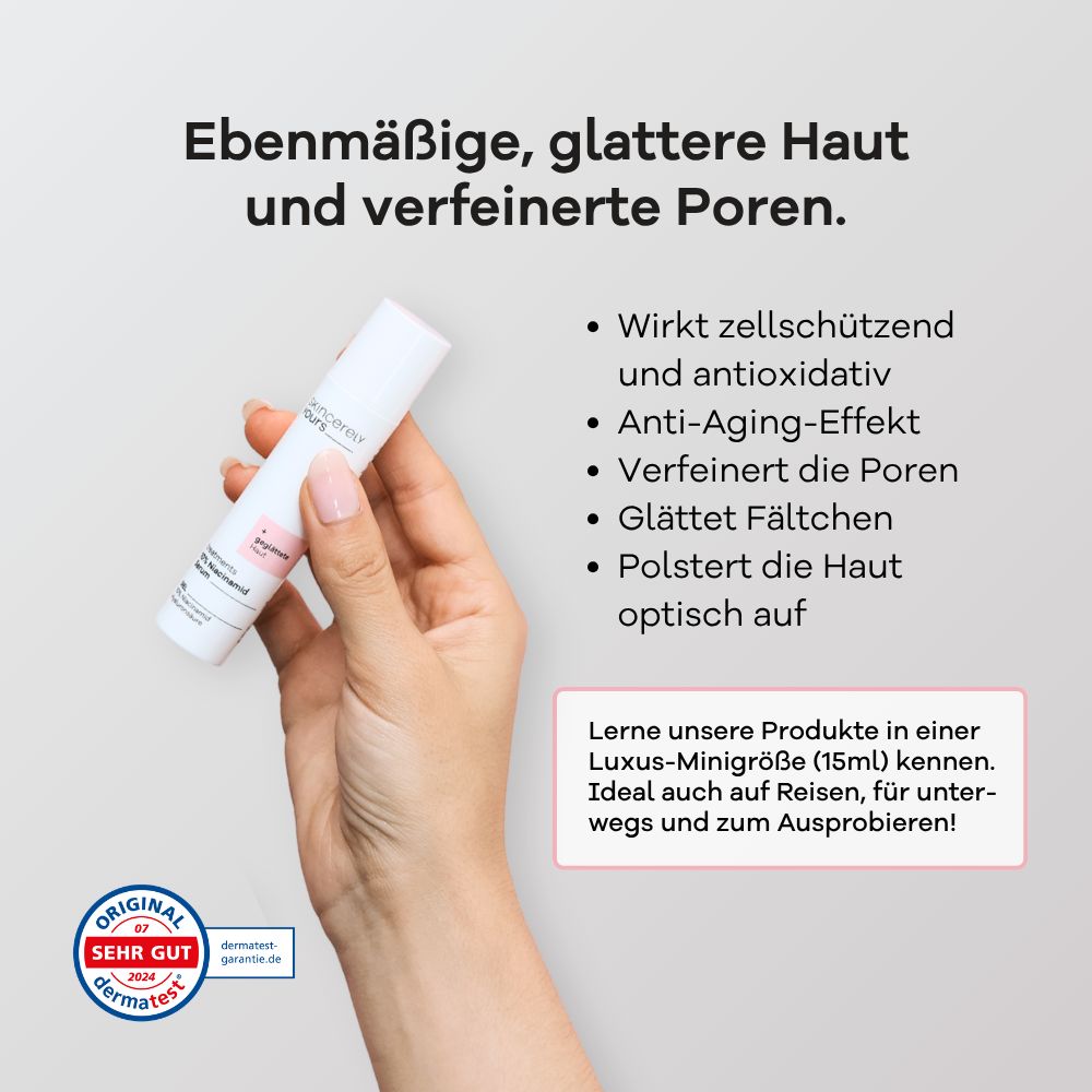 Hand hält Skincerely Yours 10% Niacinamid Serum Flasche.