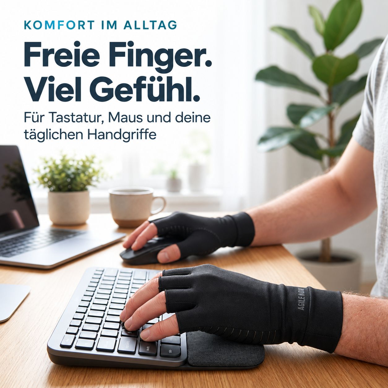 Mann trägt schwarze Kompressionshandschuhe mit offenen Fingern am Schreibtisch. Nutzt Tastatur und Maus, mit Laptop im Hintergrund.