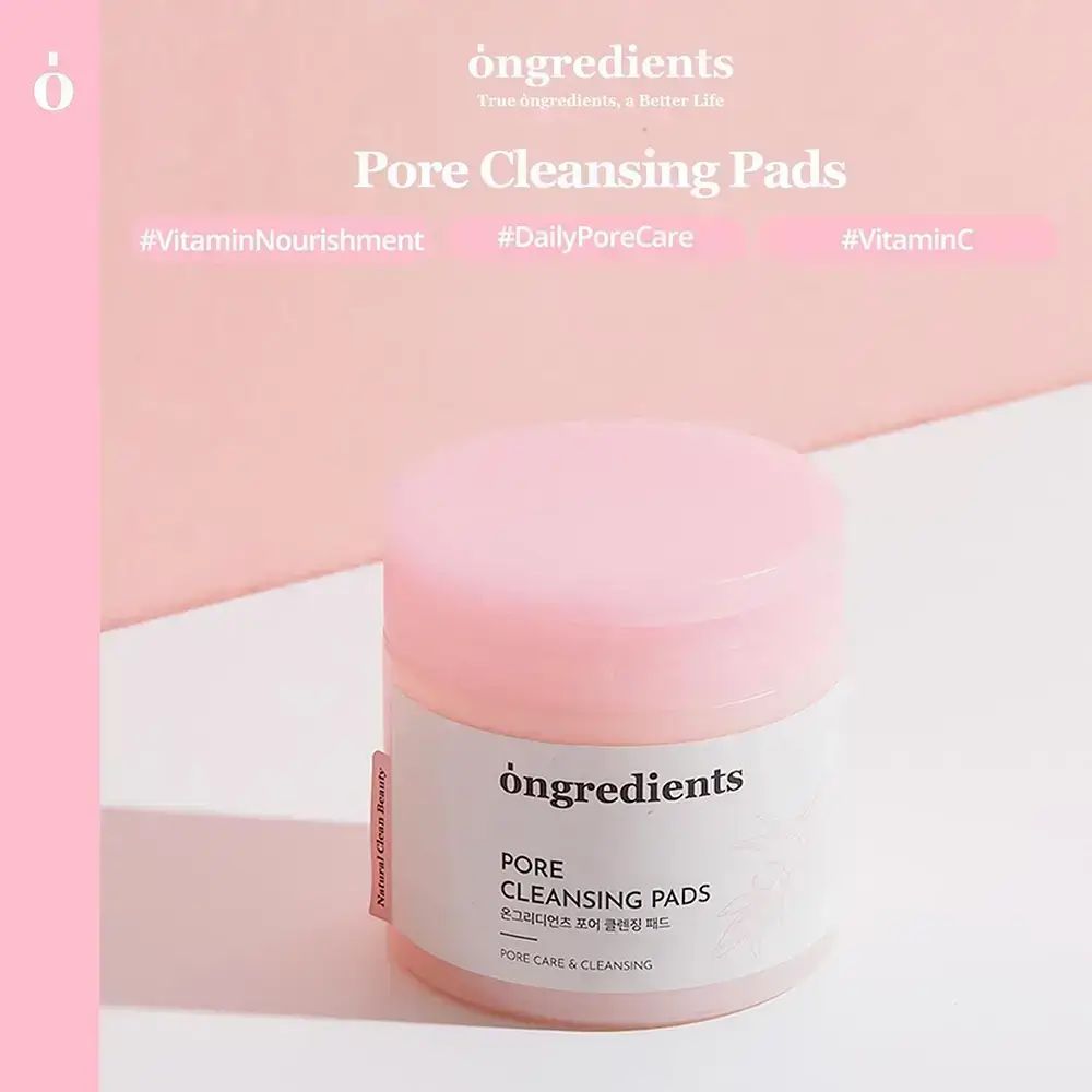 Rosa Behälter mit Deckel. Aufschrift "ongredients Pore Cleansing Pads". Text: #VitaminNourishment, #DailyPoreCare, #VitaminC.