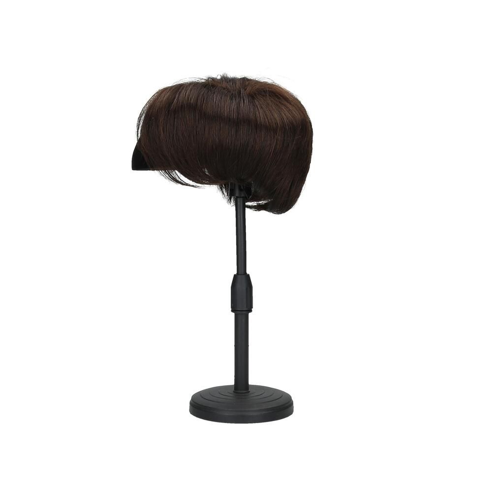 Braunes Haarteil auf schwarzem Ständer. Kurze, gewellte Haare. Der Ständer ist höhenverstellbar und hat einen runden Fuß.