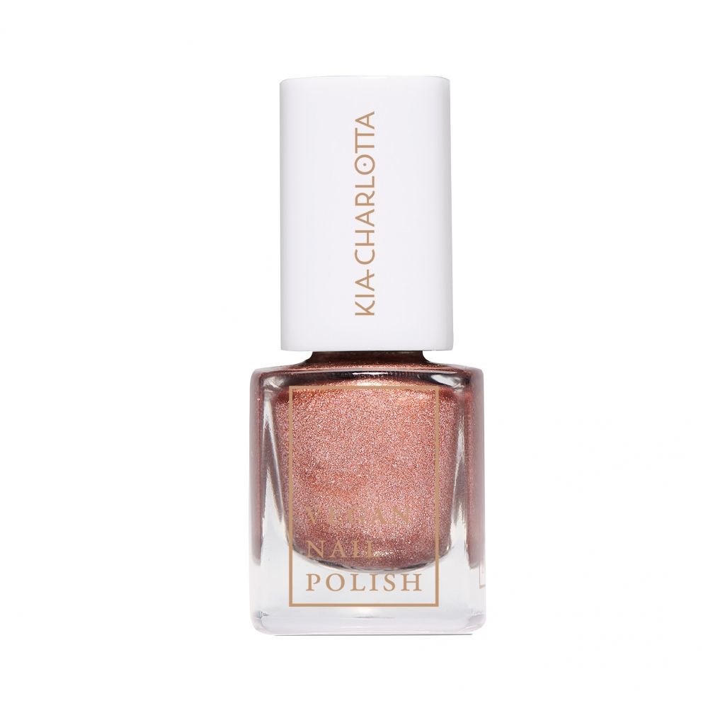 Nagellackflasche mit weißem Deckel. Auf dem Deckel steht "KIA-CHARLOTTA". Der Lack ist rosafarben mit Glitzer. Auf dem Etikett steht "NAIL POLISH".
