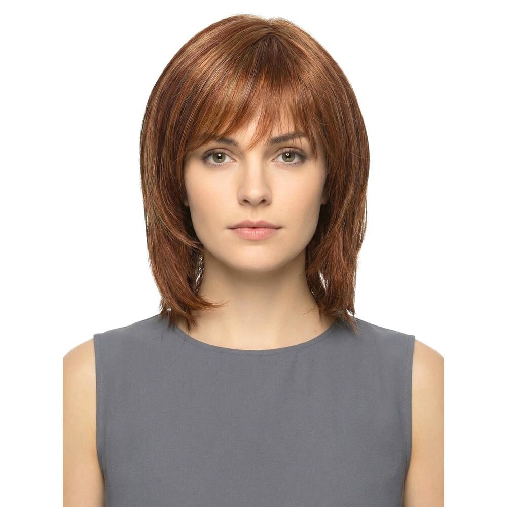 Perücke mit braun-roten Haaren und Pony. Mittellange, gestufte Frisur. Frontale Ansicht einer Frau.