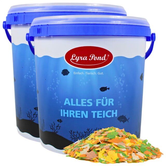 Zwei Eimer Lyra Pond® Multi Flakes. Blaue Deckel, weißer Eimer mit Logo und Text. Flocken daneben.