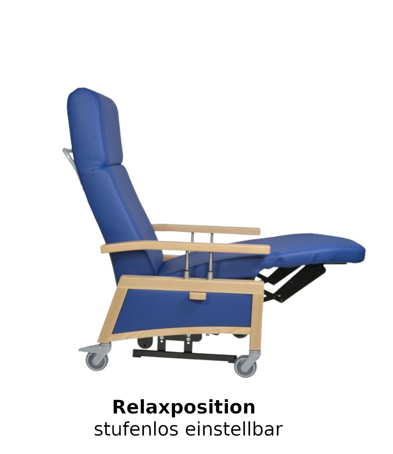 Blauer Pflegesessel mit Holzarmlehnen und Rollen in Relaxposition. Text: Relaxposition stufenlos einstellbar.