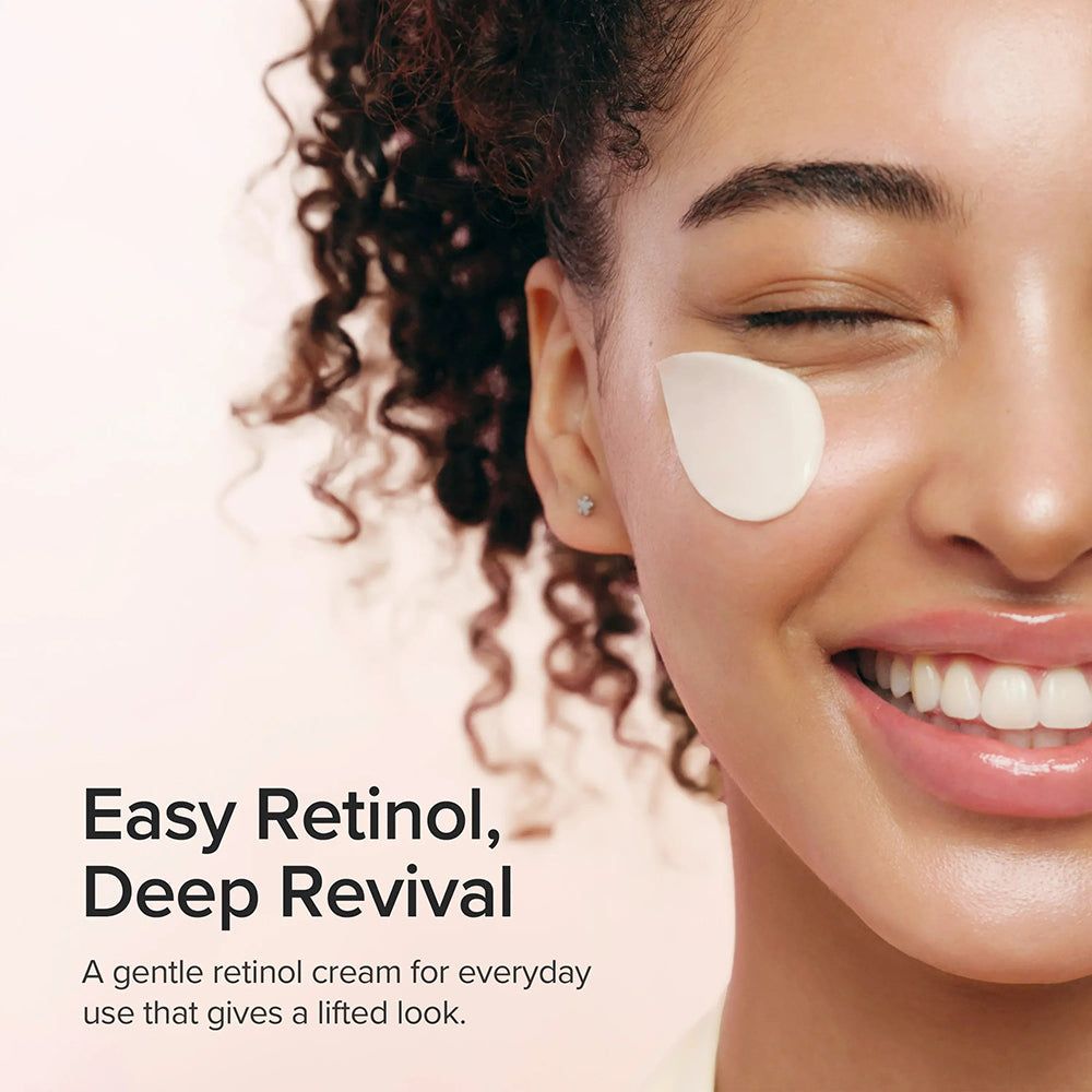 Frau mit Revive Firming Moisturizer auf der Wange