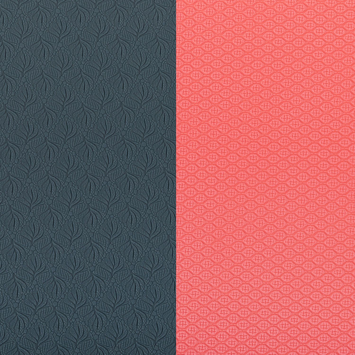 Yogamatte, blau-grau und rot. Hälfte blau-grau, Hälfte rot. Oberflächenstruktur sichtbar.