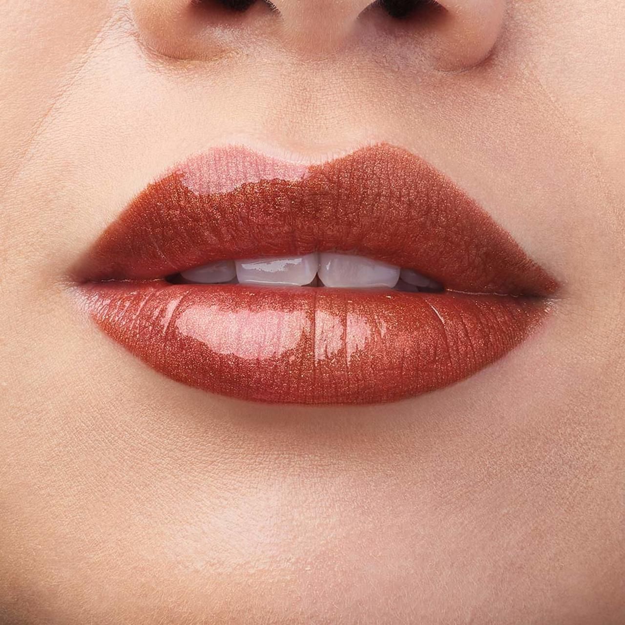Nahaufnahme von Lippen, lackiert mit braun-metallic Lippenlack. Sichtbar: Ober- und Unterlippe.