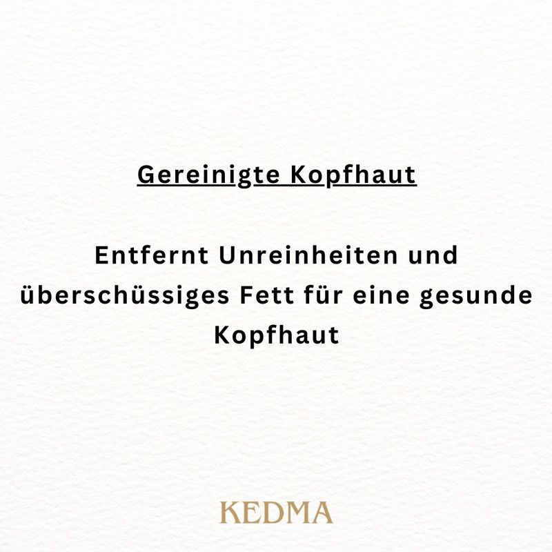 Text auf cremefarbenem Hintergrund: Gereinigte Kopfhaut. Entfernt Unreinheiten und überschüssiges Fett. KEDMA Logo.