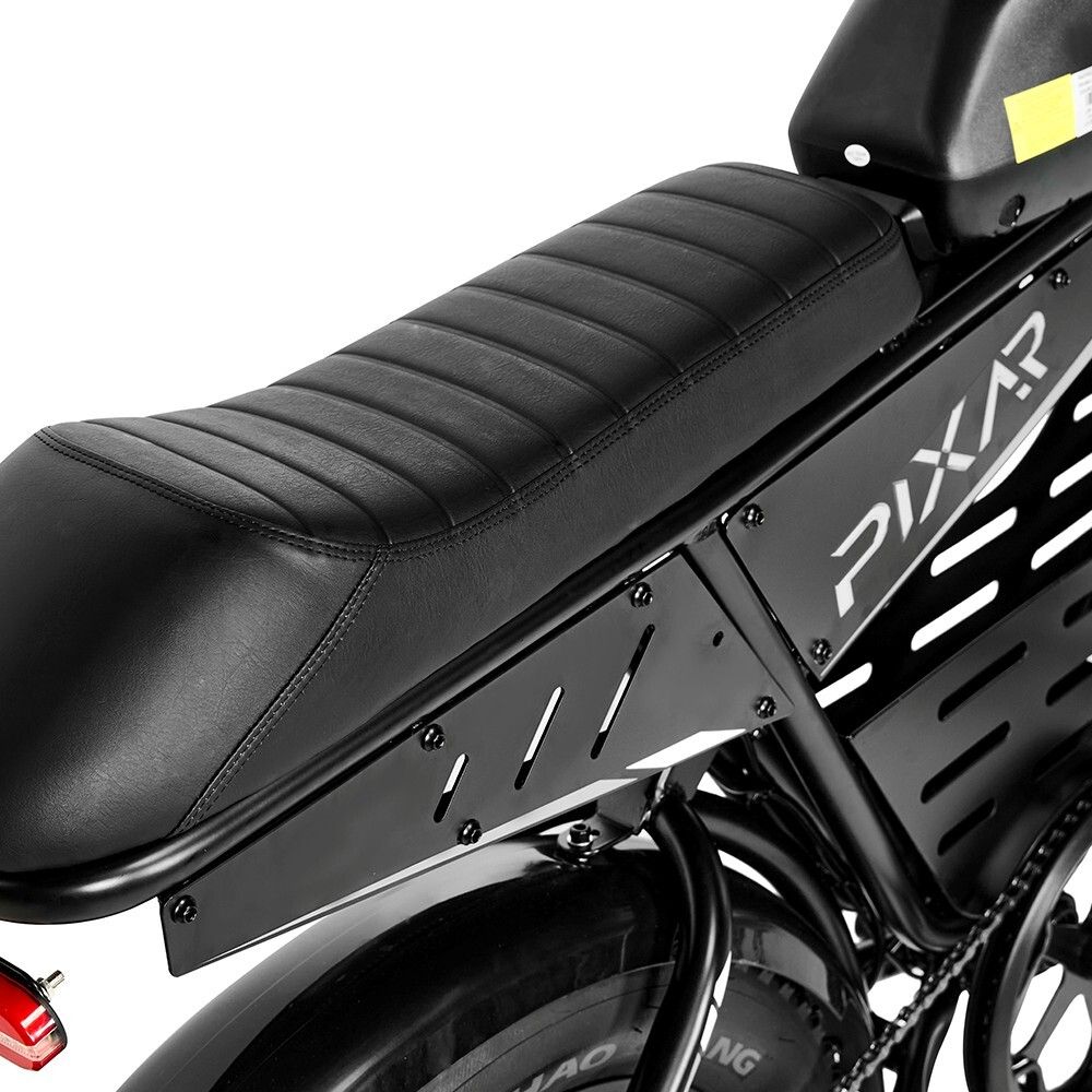 Schwarzer Sitz und Seitenteil eines Elektro-Offroad-Bikes. Gepolsterter Sitz, schwarzes Seitenteil mit Logo.