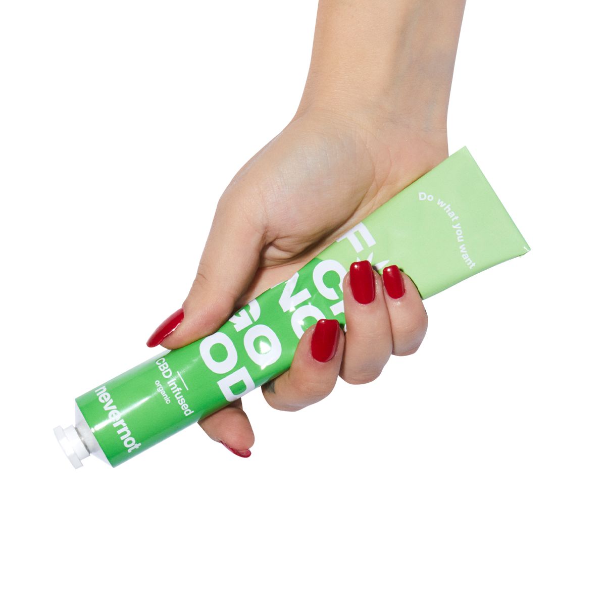 Eine Hand hält eine grüne Tube. Auf der Tube steht "F*CKING GOOD" und "CBD infused organic". Marke: nevernot. Rote Fingernägel.