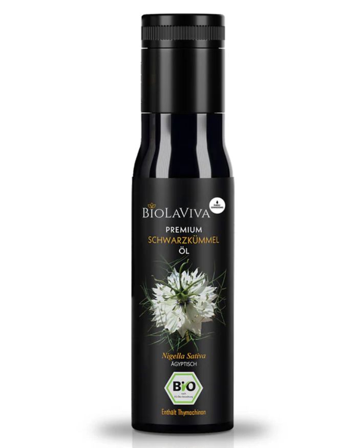 Schwarzkümmelöl-Flasche, schwarz, mit Etikett. Aufschrift: BIOLAVIVA Premium Schwarzkümmel Öl. BIO-Siegel. Abbildung einer Blüte.