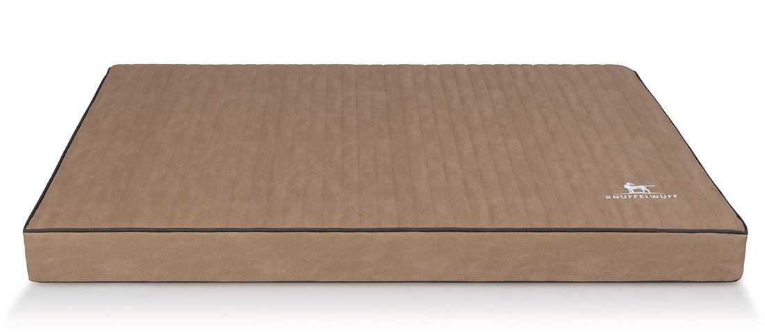 Orthopädische Hundematte Palomino, rechteckig, braun, mit schwarzem Rand und Logo. Auf weißem Hintergrund.