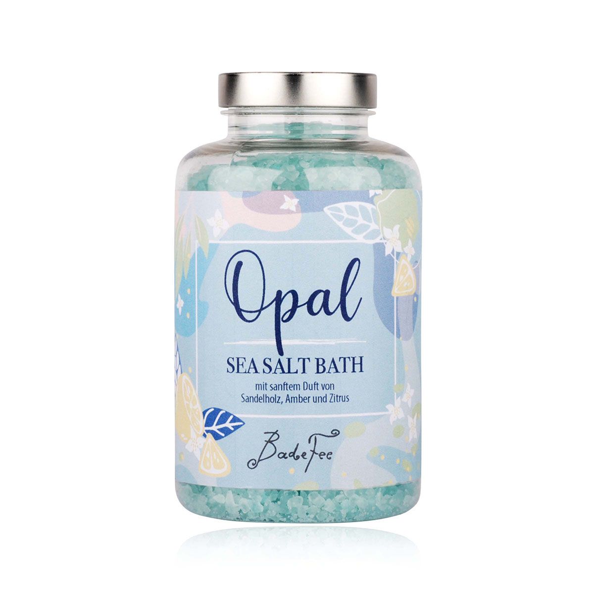 Glasbehälter mit blauem Badesalz. Aufschrift "Opal SEA SALT BATH" und "Badefee". Mit Sandelholz, Amber & Zitrone.