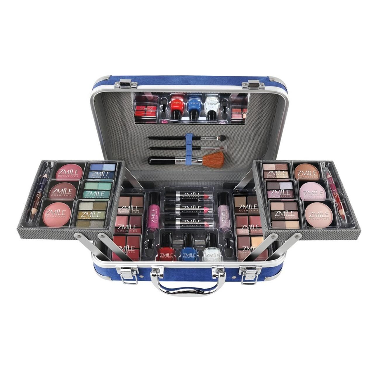 Blauer Kosmetik-Koffer "ZMILE cosmetics" mit geöffneten Fächern. Enthält Make-up-Produkte und Pinsel. Silberne Griffe und Rahmen.