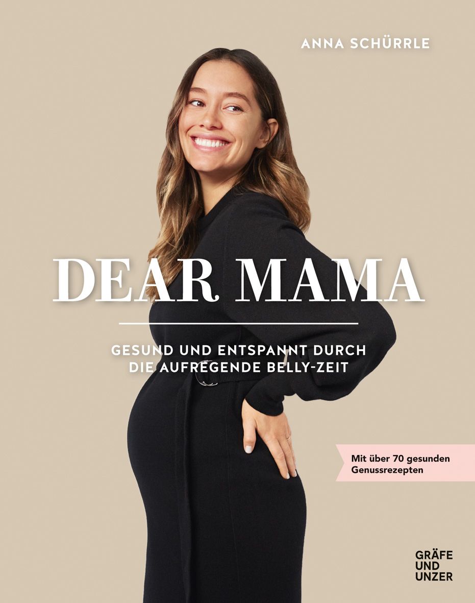 Buchcover mit Titel "DEAR MAMA". Frau mit Babybauch. Text: Gesund und entspannt durch die aufregende Belly-Zeit. Autorin: Anna Schürrle.