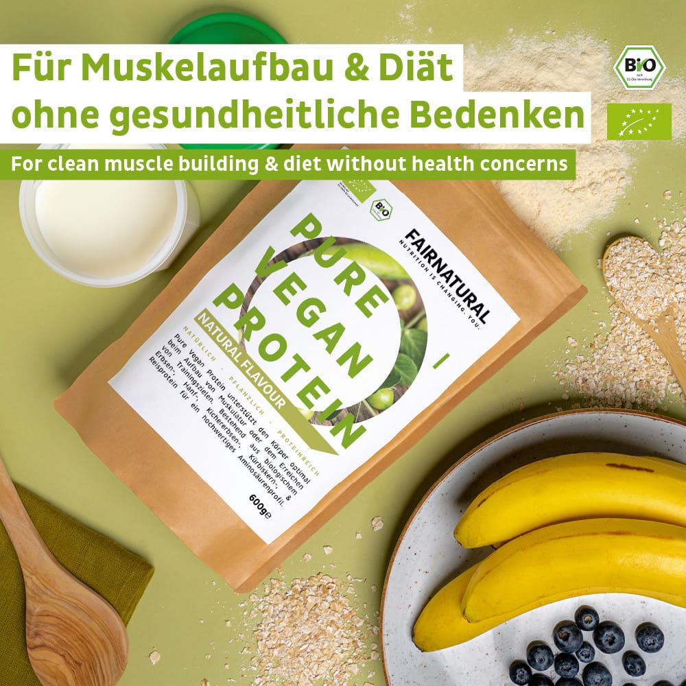 FAIRNATURAL Bio Vegan Protein Pulver in Beutel, daneben Bananen, Blaubeeren und ein Löffel mit Pulver.