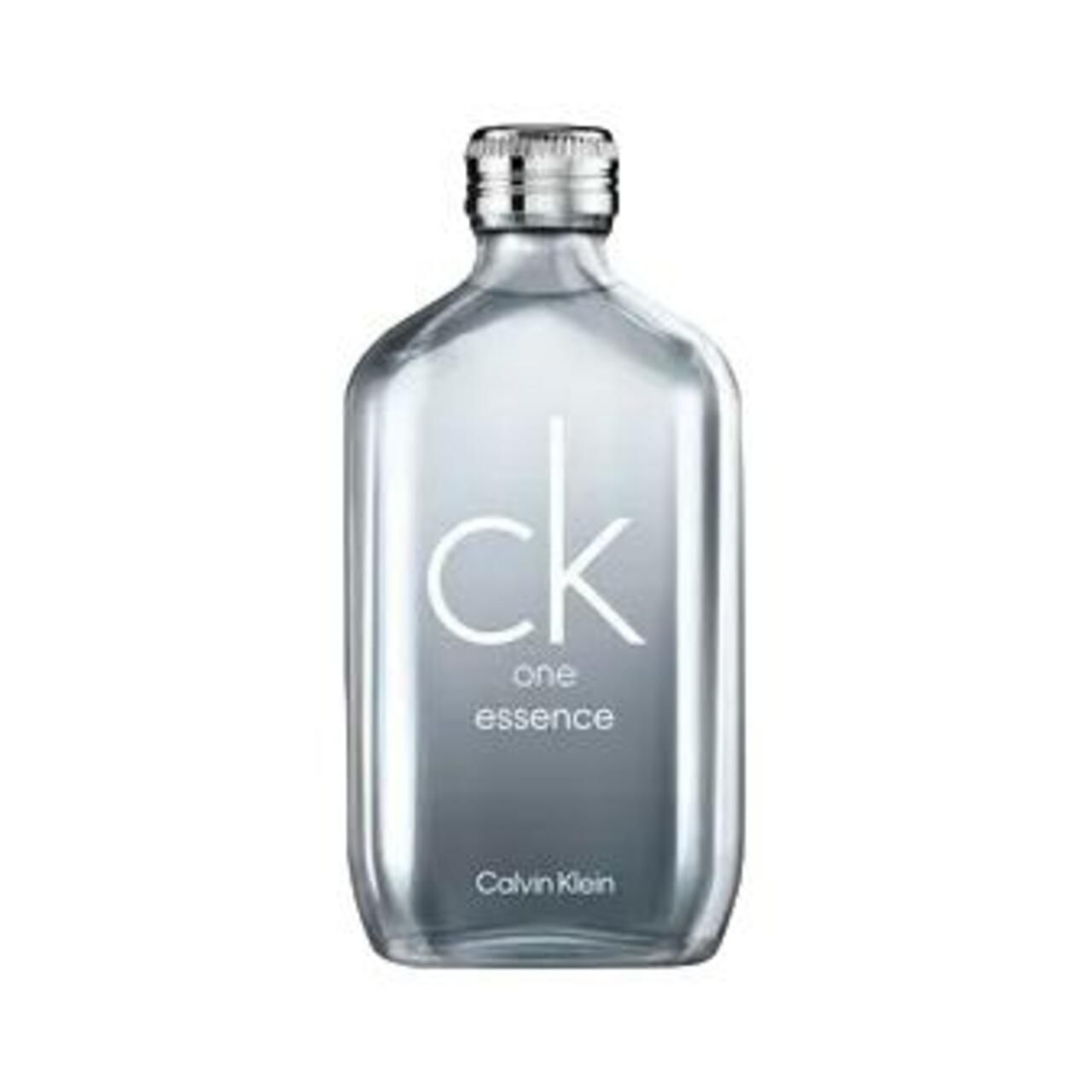 Transparente Flasche mit silbernem Verschluss. Text: ck one essence, Calvin Klein.