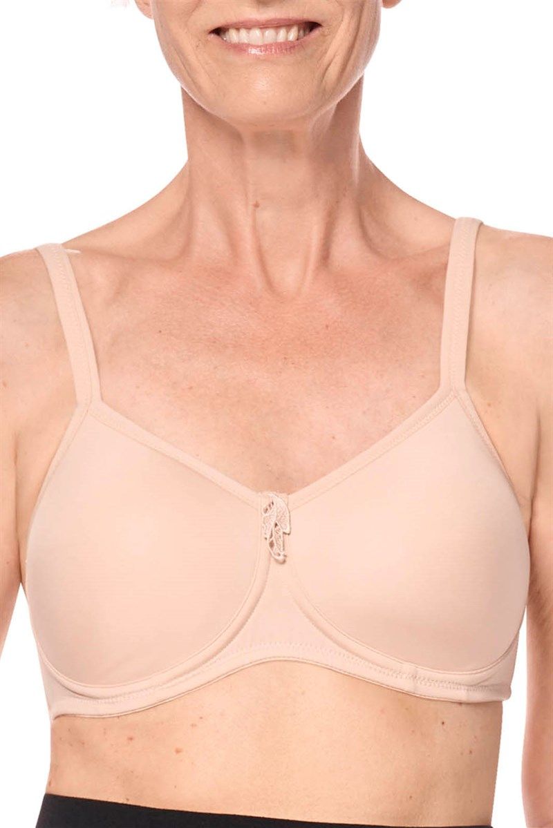 Beigefarbener BH mit Bügeln und Trägern. Spitze zwischen den Cups. Frau trägt den BH.