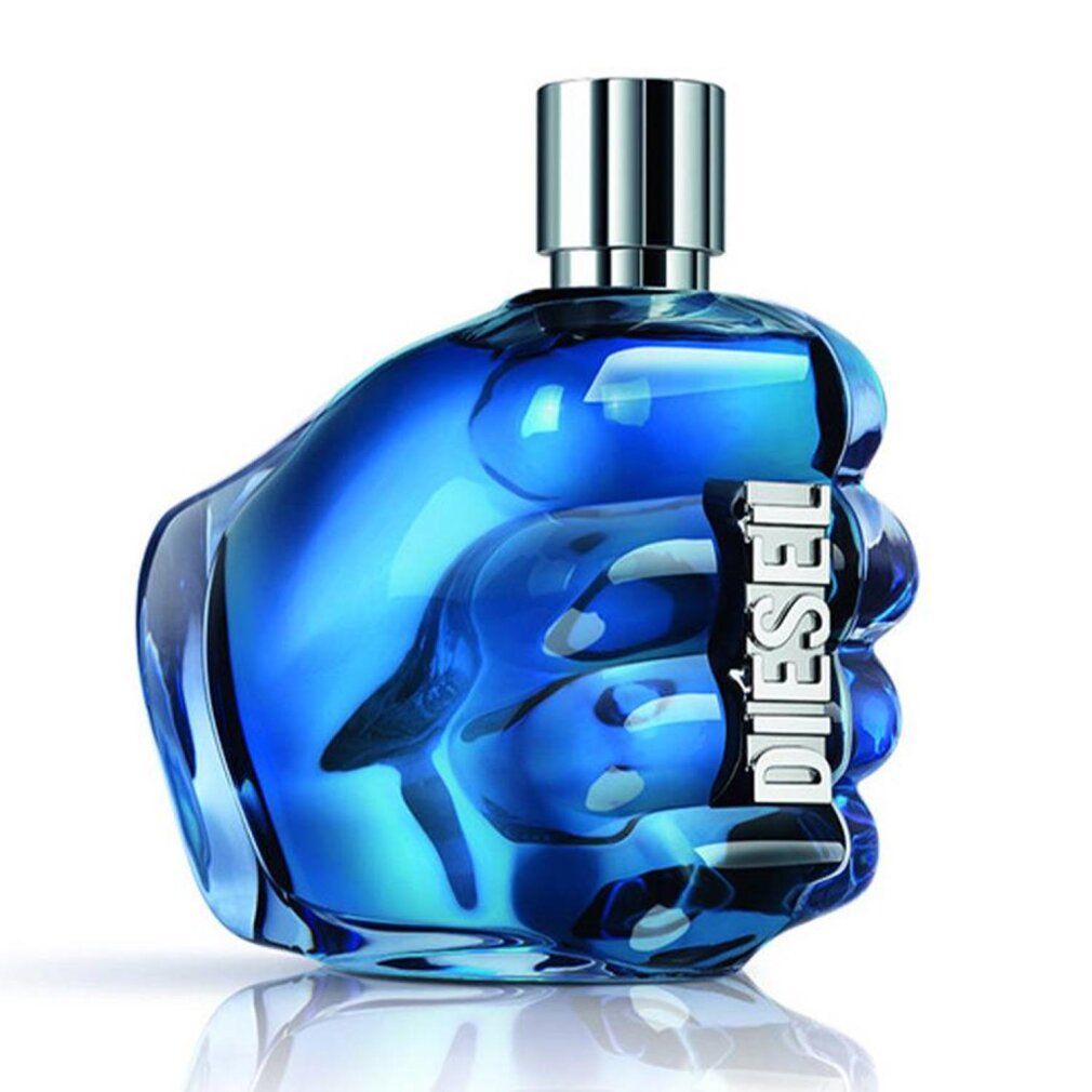 Blauer Flakon in Faustform mit silbernem Verschluss. Aufschrift DIESEL.  