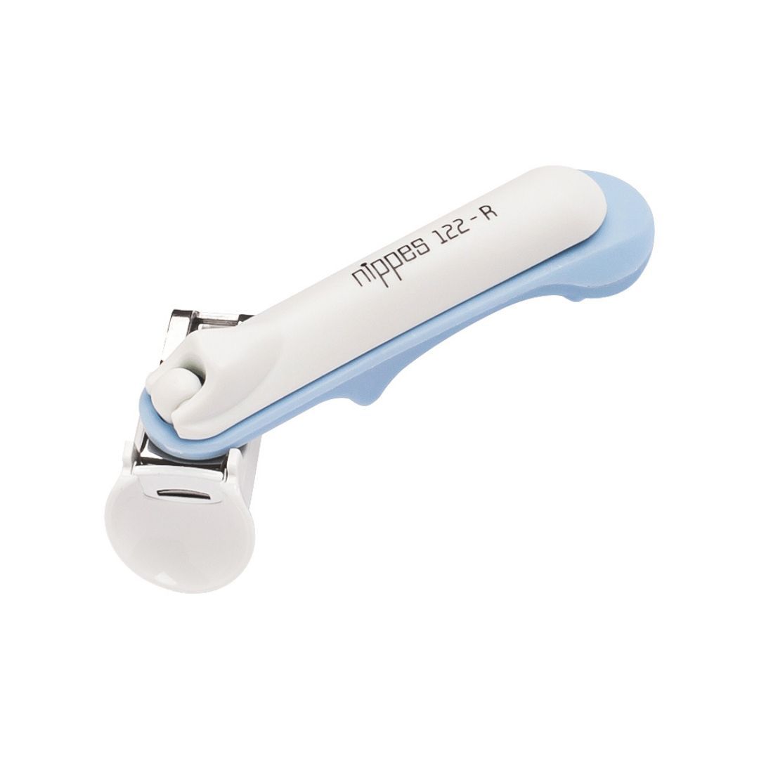 Baby Nagelknipser, blau-weiß. Metallklinge, weißer Griff mit blauem Element. Aufschrift: nippes 122-R.