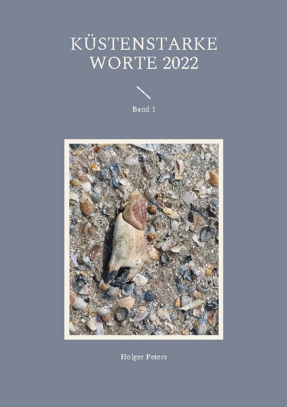 Buchcover mit Titel „Küstenstarke Worte 2022“. Band 1. Foto von Muscheln und einem Krebs. Autor: Holger Peters.