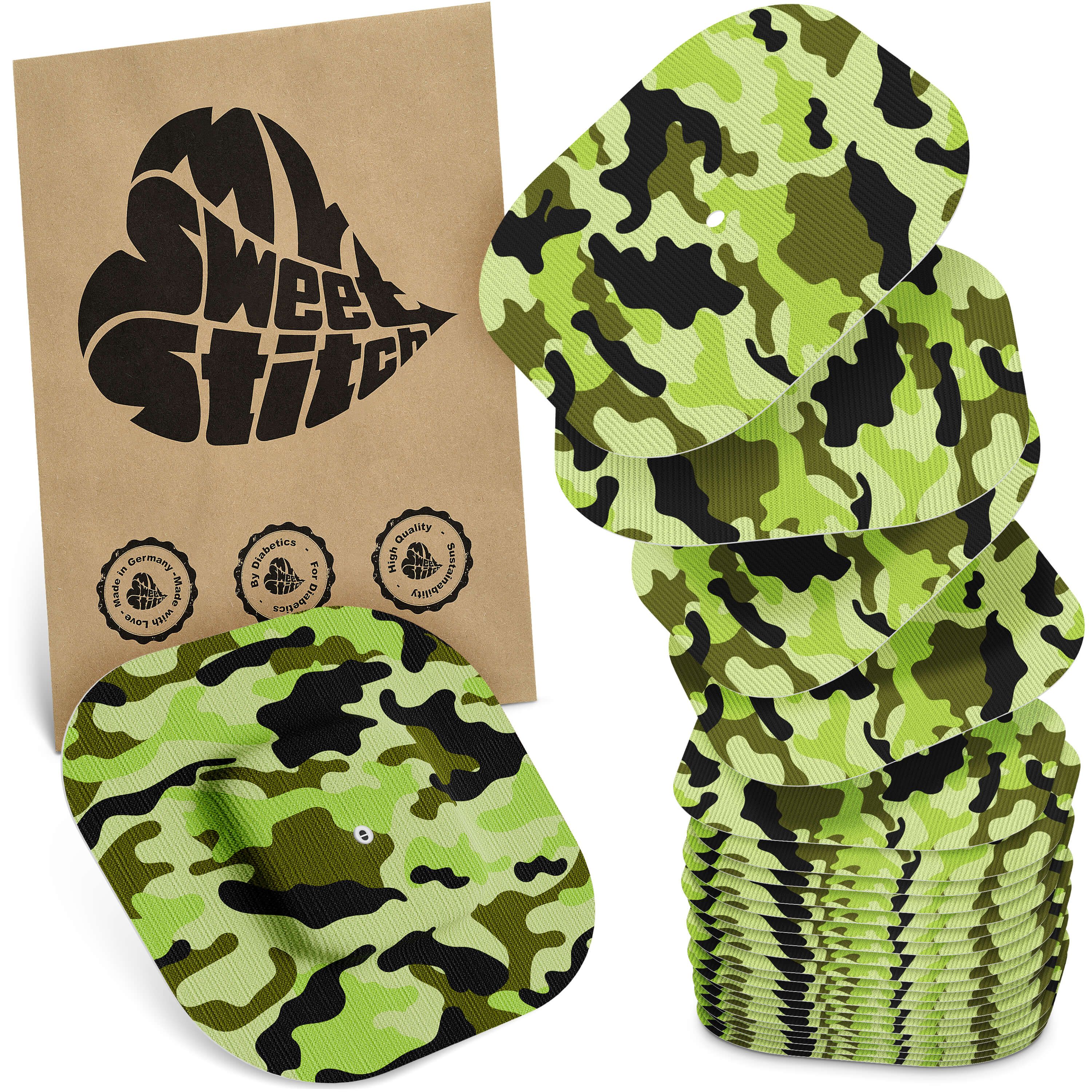 Verpackung mit Logo und mehreren quadratischen Pflastern mit Tarnmuster in Grün- und Schwarztönen. Einige Pflaster sind gestapelt.