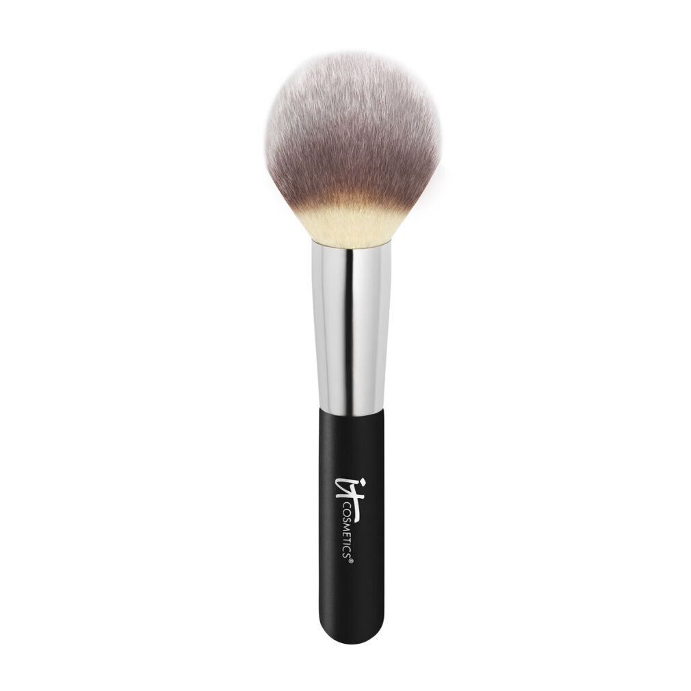 Puderpinsel mit rundem Kopf. Schwarzer Griff, silberne Zwinge, IT Cosmetics Logo.