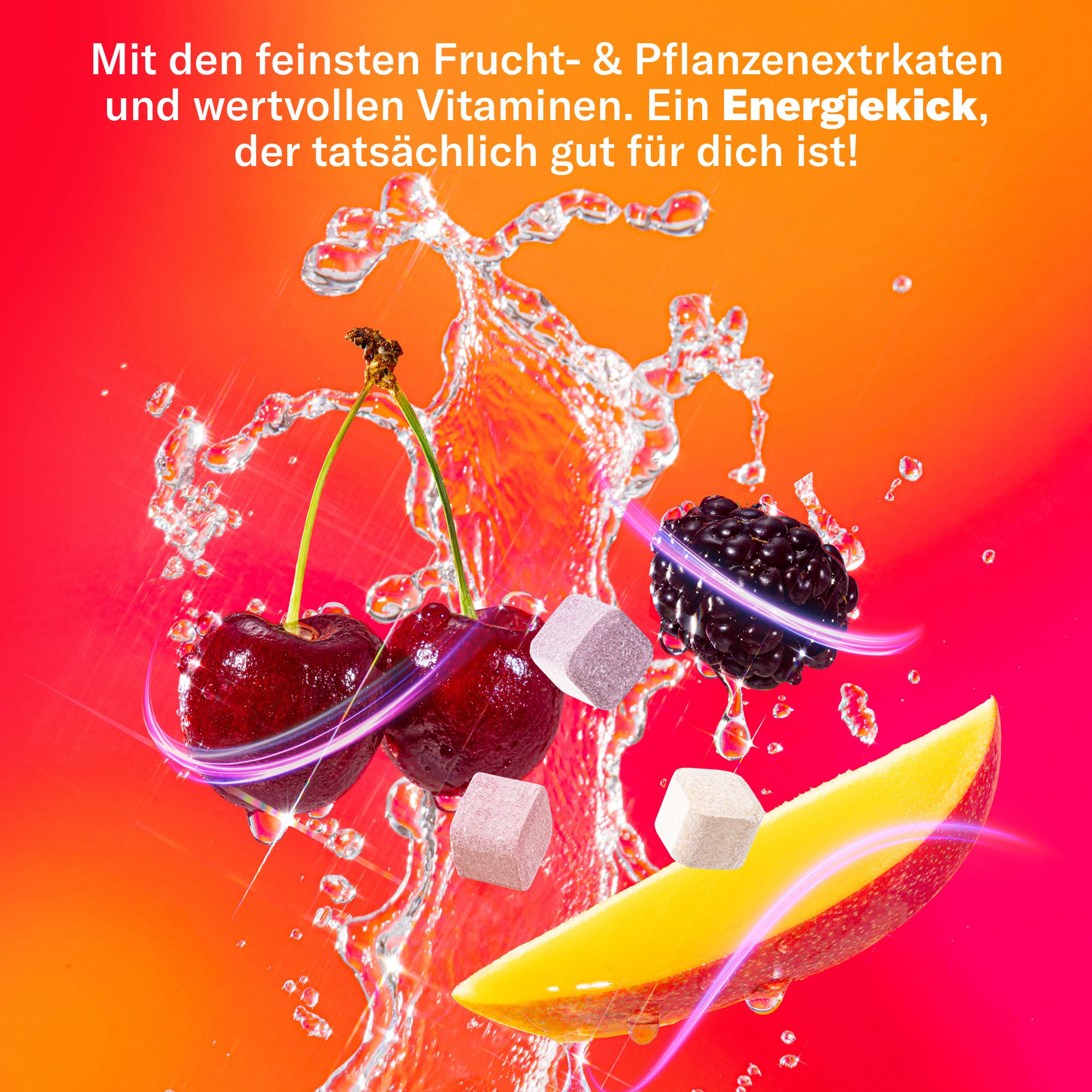 Kirschen, Brombeere, Mangoscheibe und Würfel. Wasser spritzt. Text: Mit Frucht- & Pflanzenextrakten und Vitaminen. Ein Energiekick.