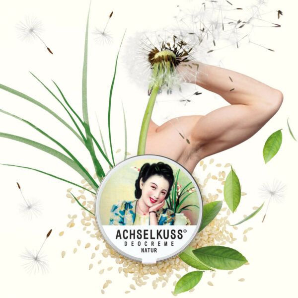 ACHSELKUSS Deocreme Natur Dose umgeben von Pusteblumen und Blättern.