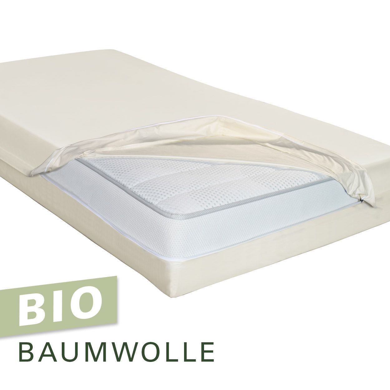 Matratzenbezug aus Bio-Baumwolle, teilweise geöffnet. Der Bezug ist weiß und bedeckt eine Matratze. Das Label "BIO BAUMWOLLE" ist sichtbar.
