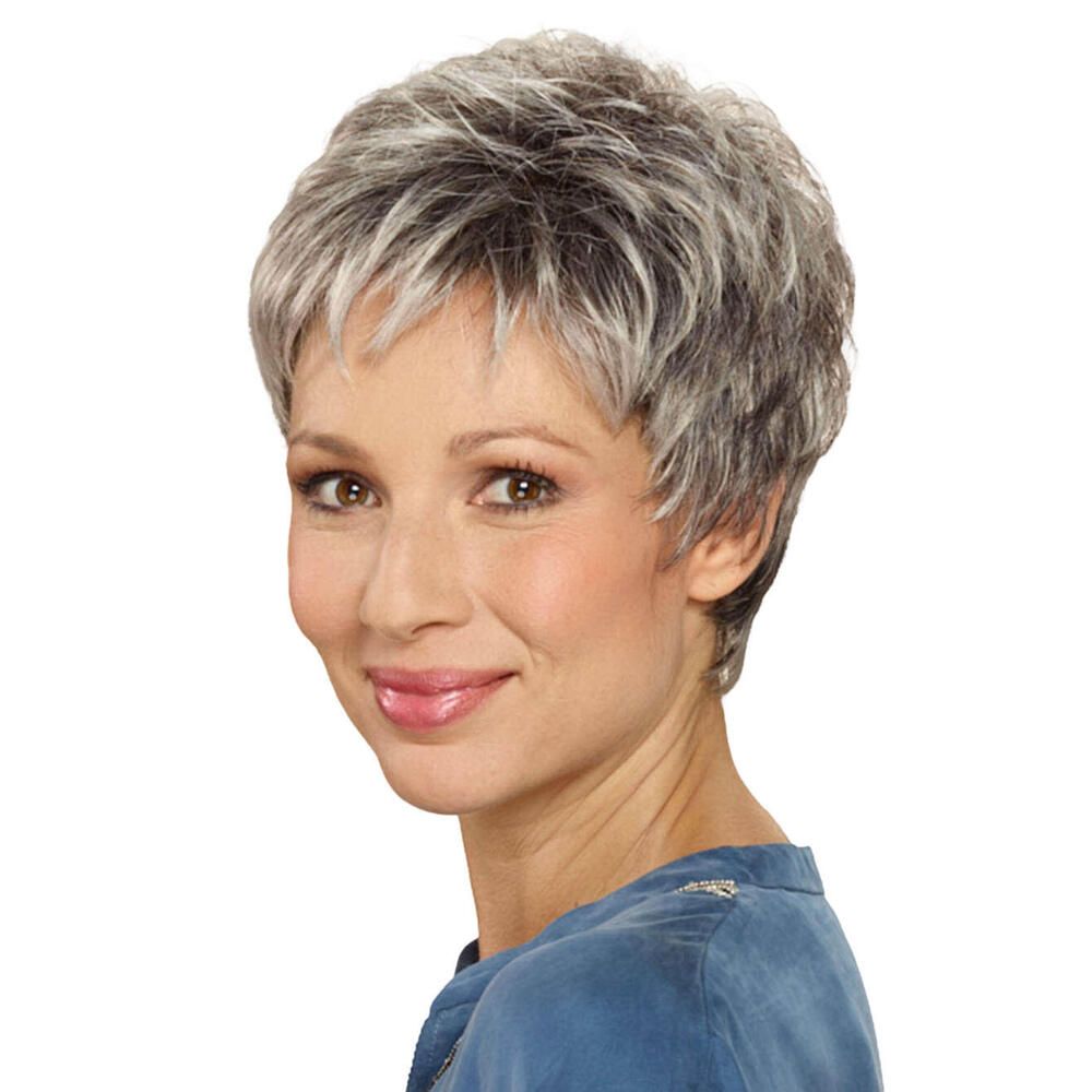 Kurzhaarperücke mit grauen Strähnen. Frau mit blauem Oberteil, Dreiviertelansicht.