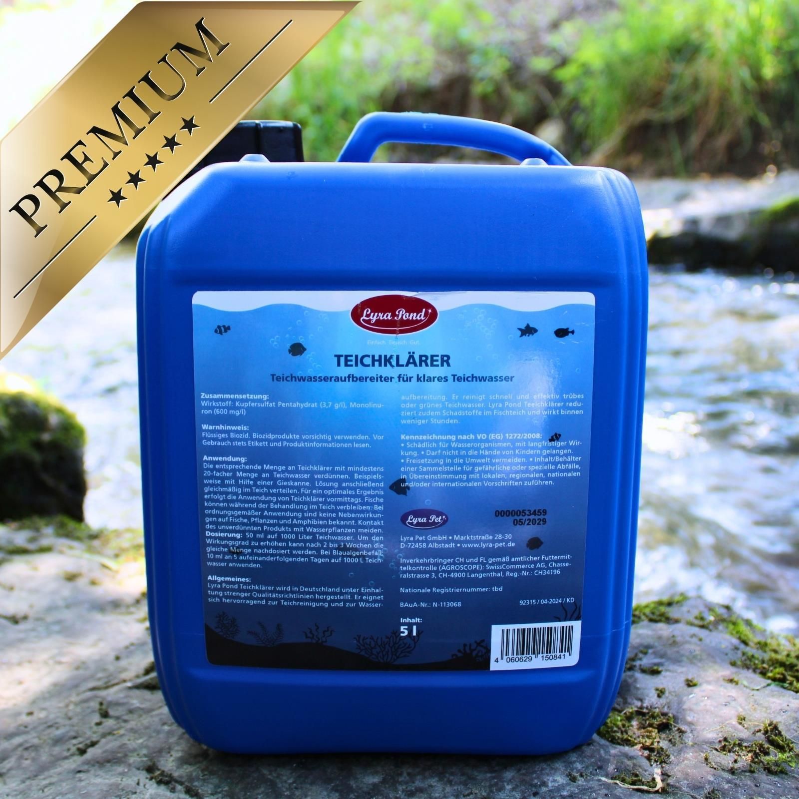 Großer blauer 5L Kanister Lyra Pond Teichklärer mit Etikett und Henkel, steht im Freien am Wasser.